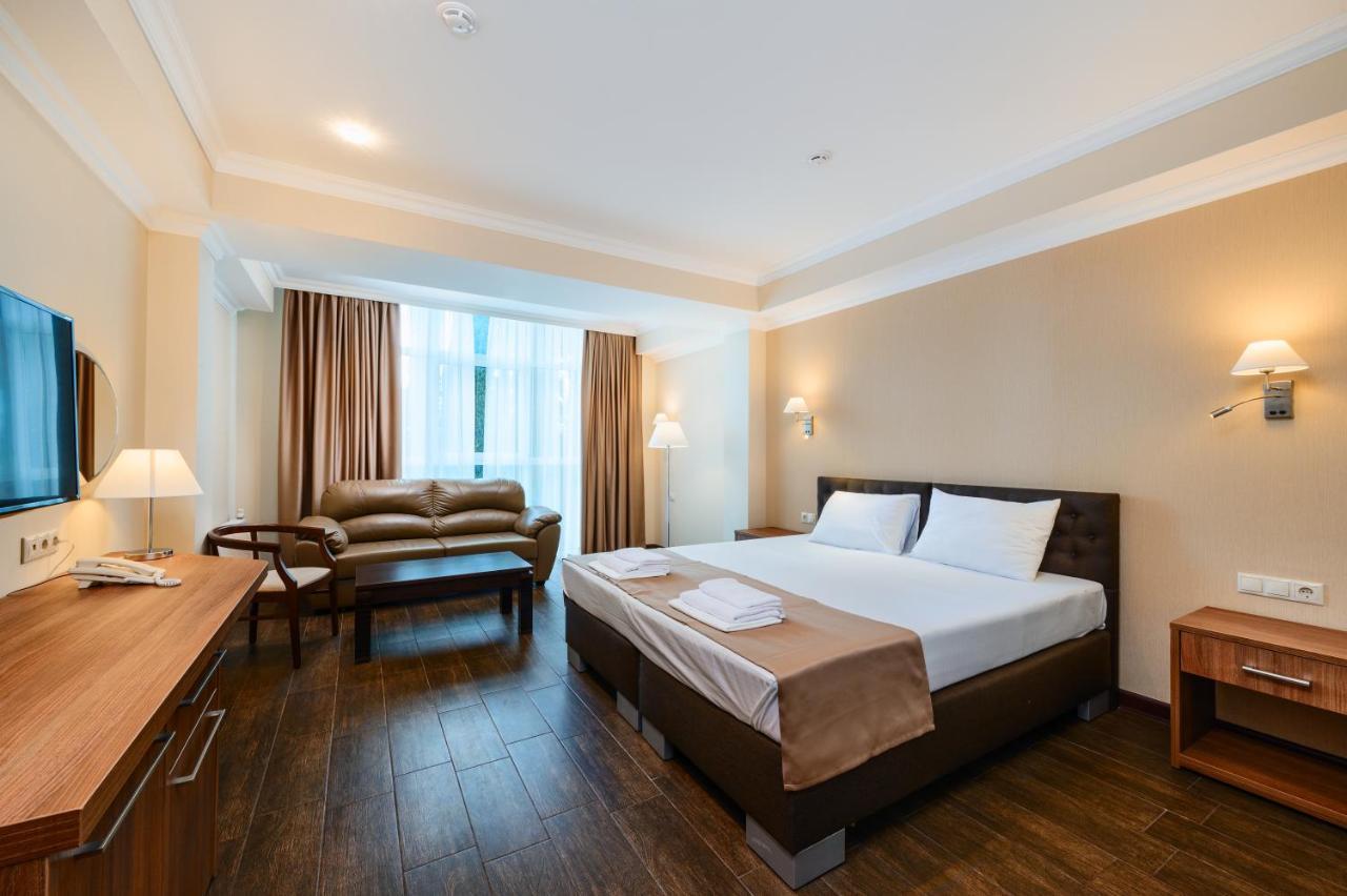 Hotel Cheluskintsev Gagra Buitenkant foto