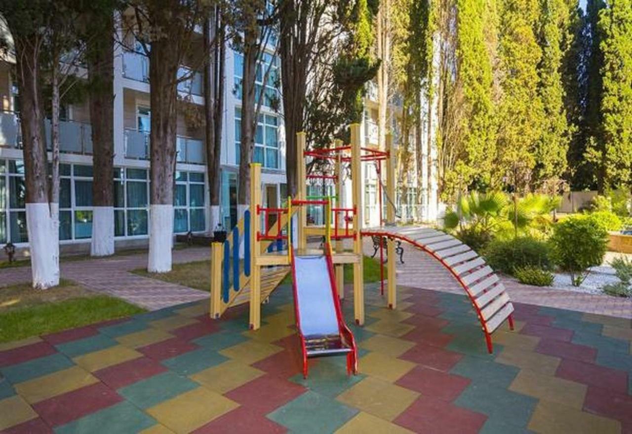 Hotel Cheluskintsev Gagra Buitenkant foto