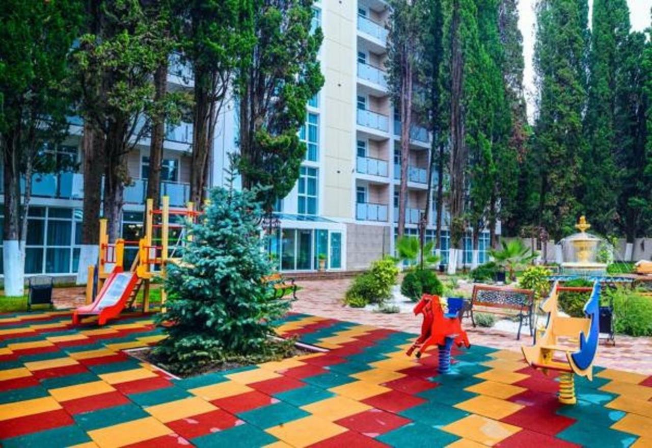 Hotel Cheluskintsev Gagra Buitenkant foto