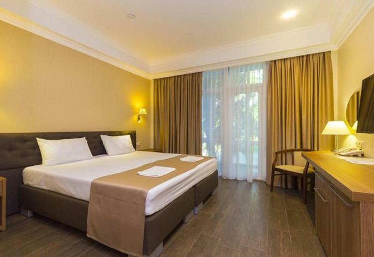 Hotel Cheluskintsev Gagra Buitenkant foto