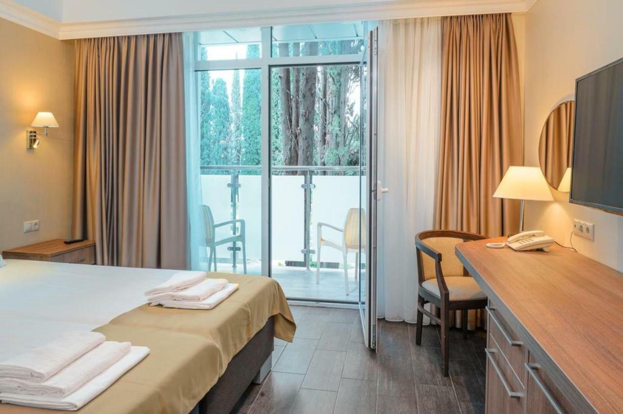 Hotel Cheluskintsev Gagra Buitenkant foto